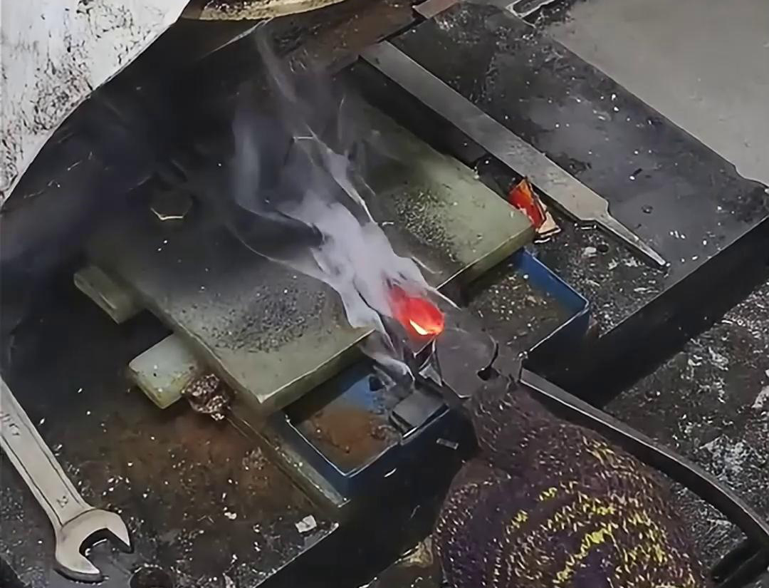 老虎钳口淬火就是使用高频淬火机快速加热，并在短时间